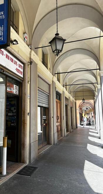 Modena, in via Canalino vetrine dimezzate: «Non c’è prospettiva di rilancio»<br type="_moz" />
