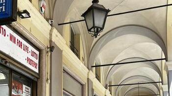 Modena, in via Canalino vetrine dimezzate: «Non c’è prospettiva di rilancio»<br type="_moz" />