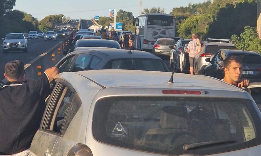 Si ribalta un auto sulla Sassari-Alghero, conducente ferito e traffico in tilt