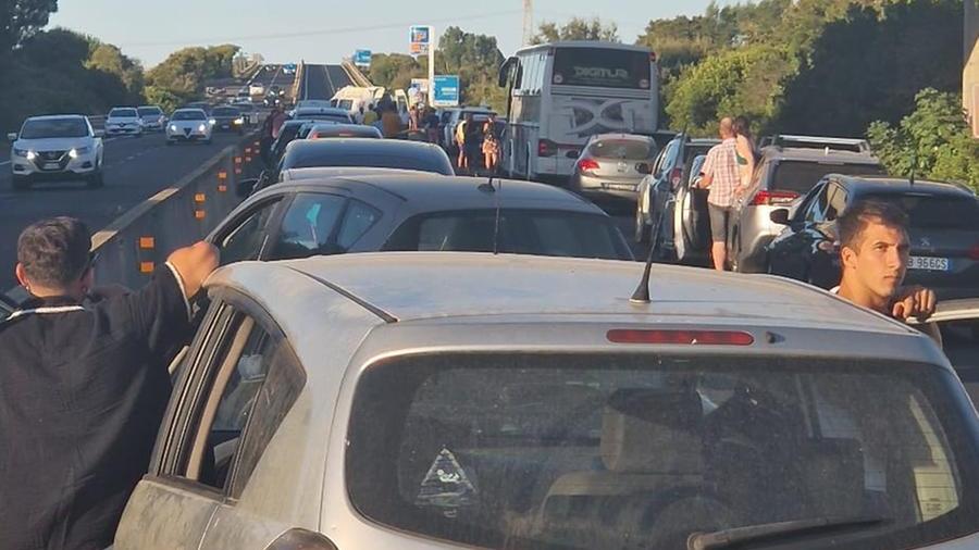 Si ribalta un auto sulla Sassari-Alghero, conducente ferito e traffico in tilt
