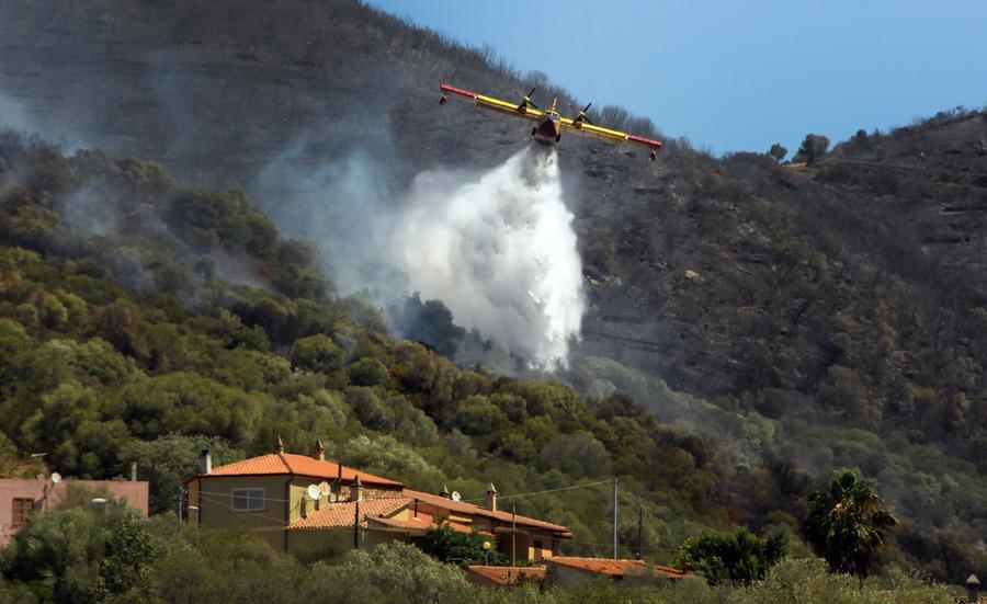 Incendi nell’isola, numeri in calo ma l’allerta resta alta