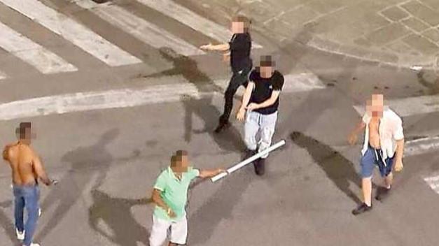 Una rissa ripresa dai cittadini nella zona Leopolda