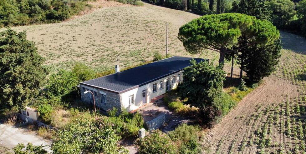 Nella foto l’ex scuola di Martignana che sarà riqualificata