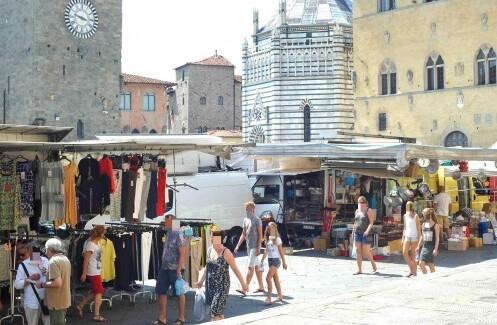 Nella foto uno scorcio del mercato ambulante in piazza del Duomo