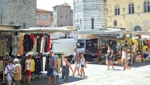 Nella foto uno scorcio del mercato ambulante in piazza del Duomo