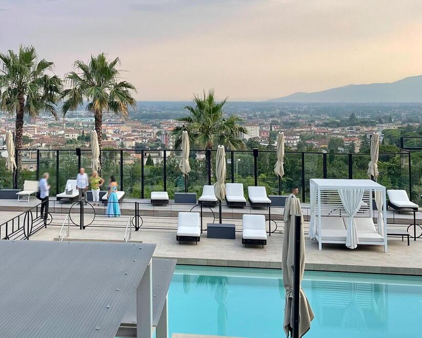 L’area esterna con piscina alle Panteraie (foto Nucci)