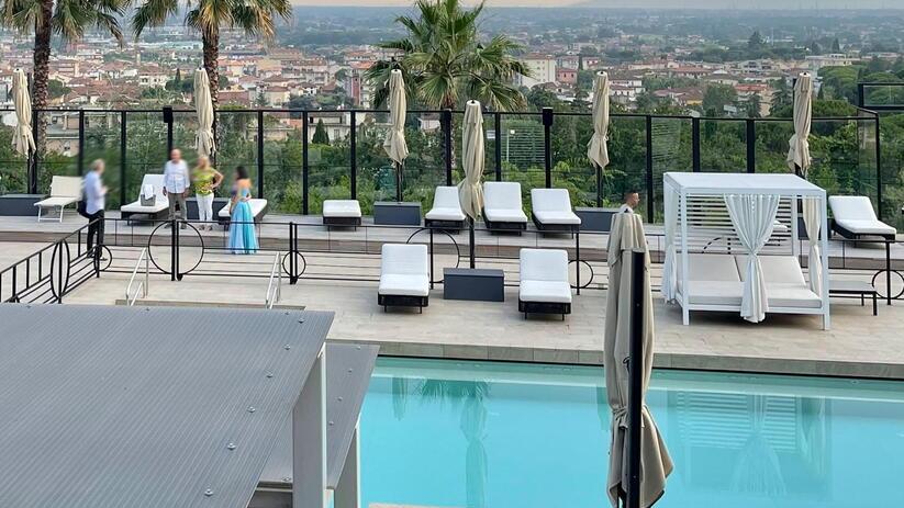 L’area esterna con piscina alle Panteraie (foto Nucci)