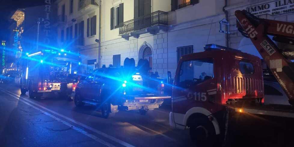 I mezzi di soccorso davanti all’abitazione interessata dal fuoco in viale Manin (foto Paglianti)