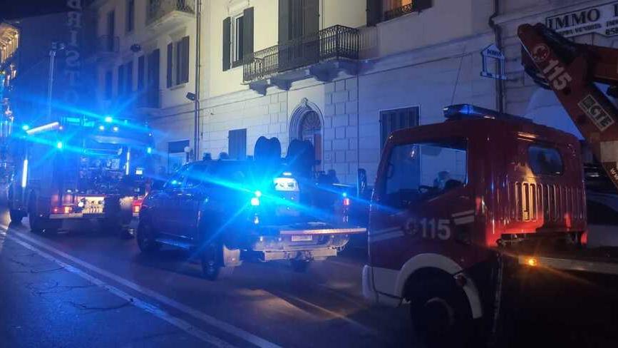 I mezzi di soccorso davanti all’abitazione interessata dal fuoco in viale Manin (foto Paglianti)