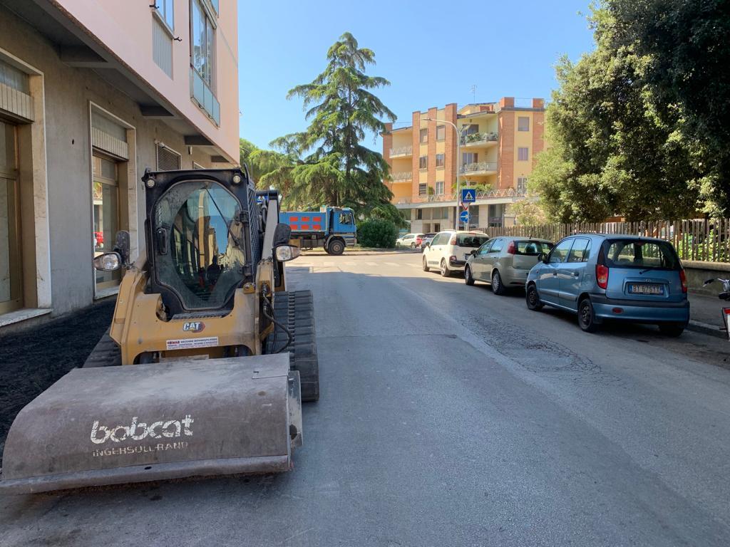 La minipala della Caterpilar rubata di notte in via Manetti