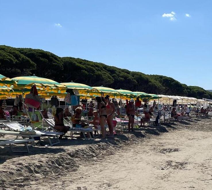 La spiaggia a Follonica nelle scorse ore (foto Giorgio)
