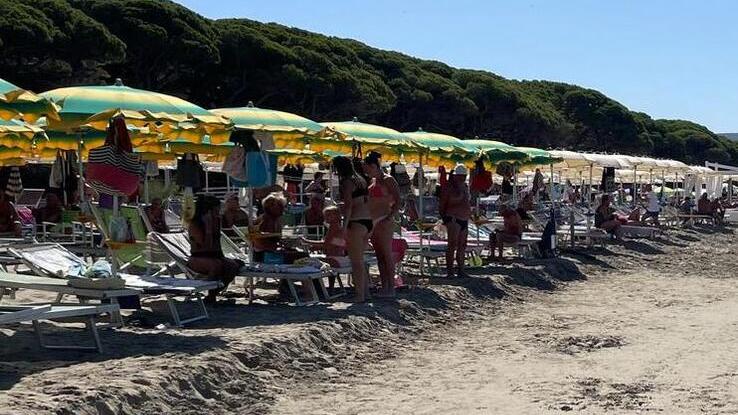 La spiaggia a Follonica nelle scorse ore (foto Giorgio)
