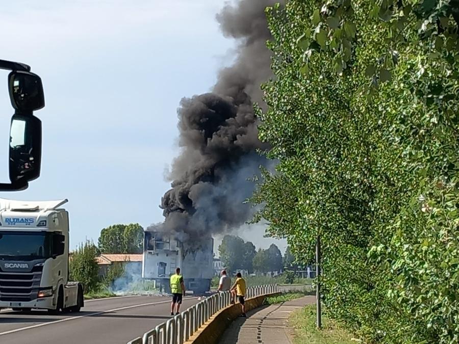 Concordia: camion in fiamme, traffico deviato