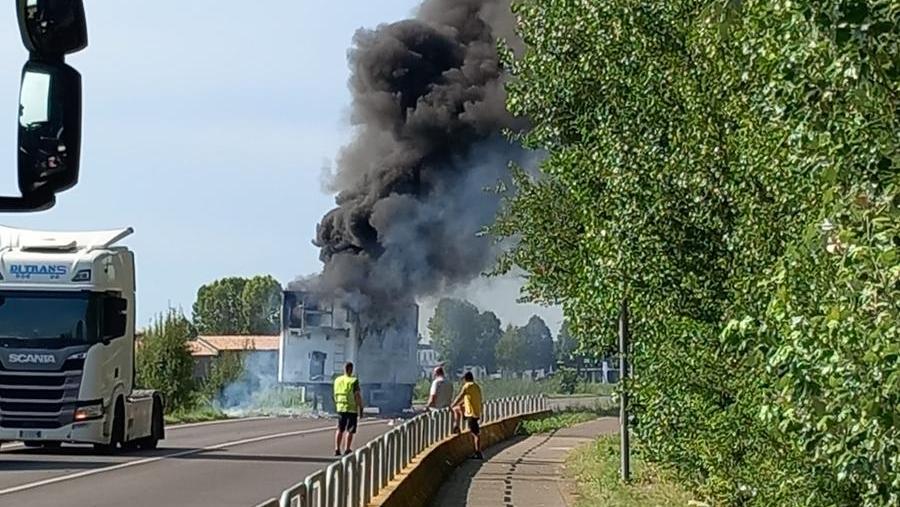Concordia: camion in fiamme, traffico deviato