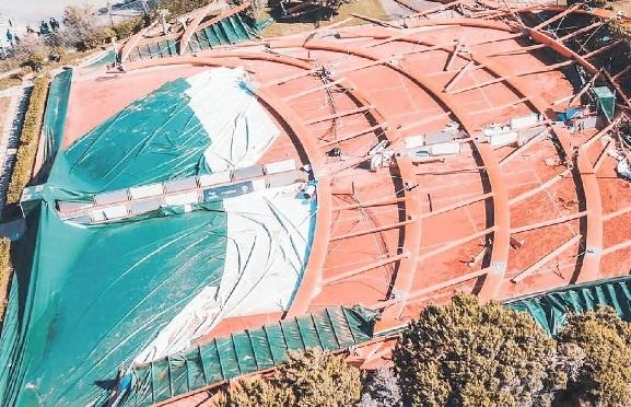 Nella foto il tendone dei Canottieri dopo il crollo del 2020