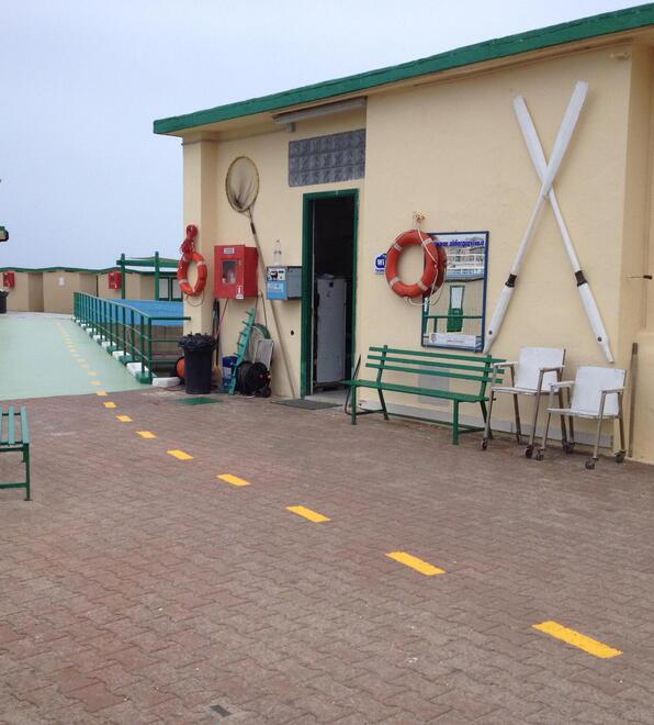 Le strisce disegnate nel 2015 sui bagni per indicare i percorsi obbligati per chi volesse usufruire del mare gratis in Acquaviva