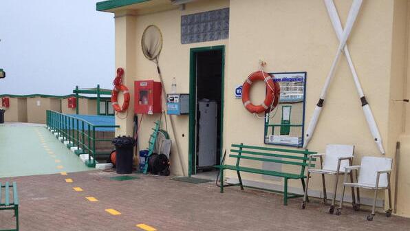 Le strisce disegnate nel 2015 sui bagni per indicare i percorsi obbligati per chi volesse usufruire del mare gratis in Acquaviva