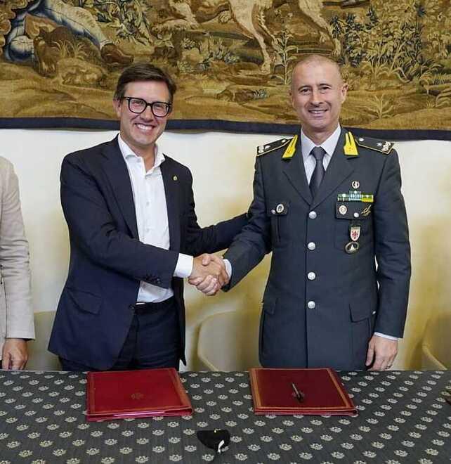 Il sindaco Dario Nardella e il generale del comando provinciale della Finanza Bruno Salsano