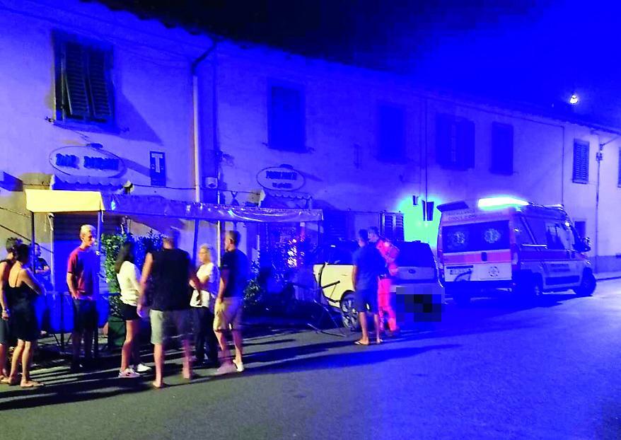 L’auto finita contro il dehor del bar di via Pian di Grassina (foto da www.daicollifiorentini.it)