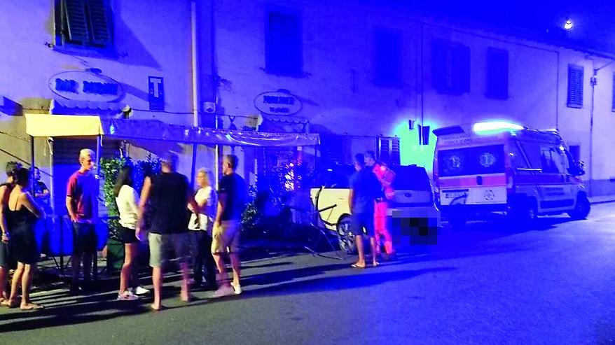 L’auto finita contro il dehor del bar di via Pian di Grassina (foto da www.daicollifiorentini.it)