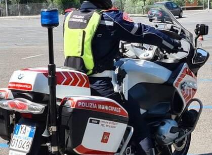 Prato, a duecento chilometri orari sulla tangenziale: oltre mille euro di sanzioni e patente ritirata