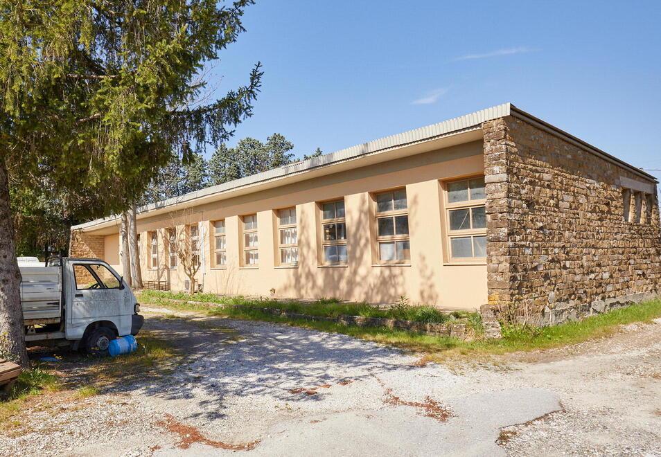 Una veduta dell’ex scuola di Villanuova in via Sottopoggio per San Donato