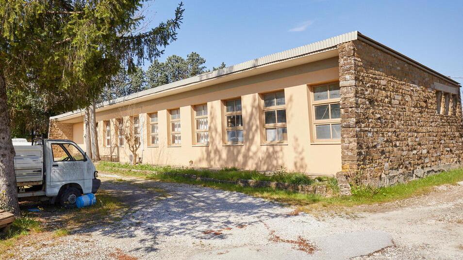 Una veduta dell’ex scuola di Villanuova in via Sottopoggio per San Donato