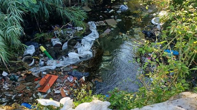 Il torrente Brusigliano pieno di rifiuti