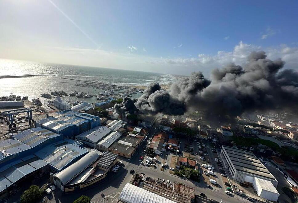 La nuvola di fumo scaturita dall’incendio