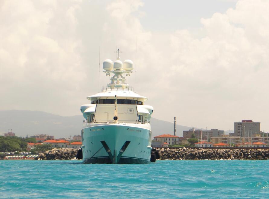 Il New Secret giga yacht da 74 metri davanti alla costa di Rosignano