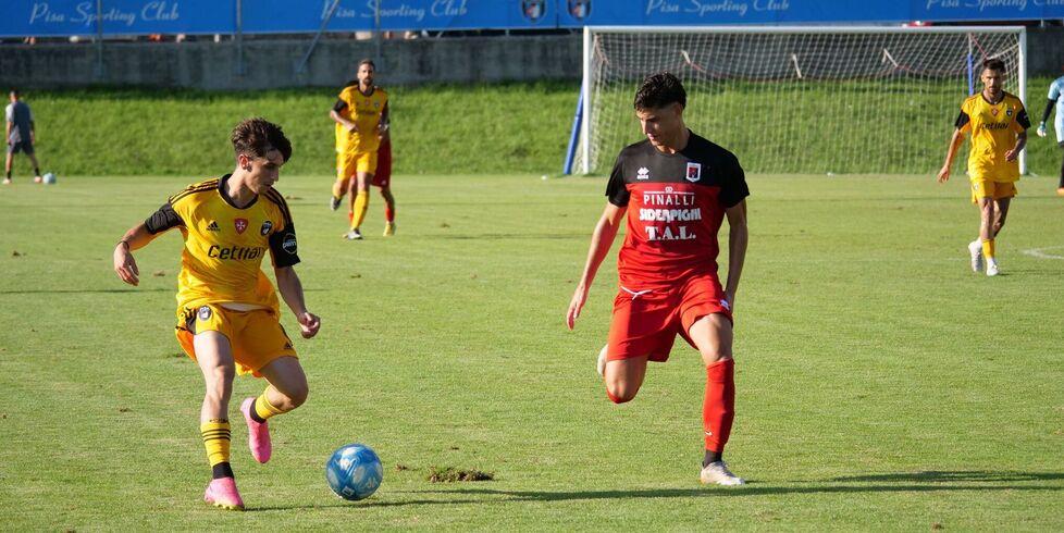 Un momento del match e la formazione iniziale schierata da Aquilani (foto ufficio stampa Pisa Sc)