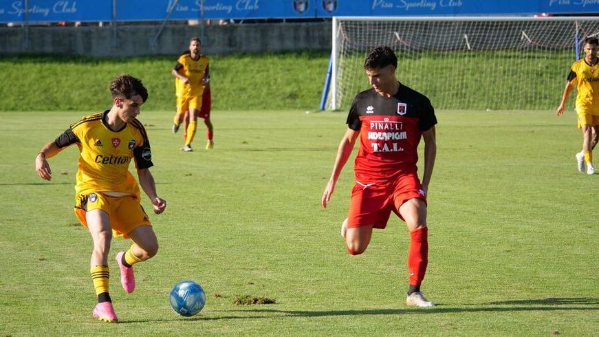 Un momento del match e la formazione iniziale schierata da Aquilani (foto ufficio stampa Pisa Sc)