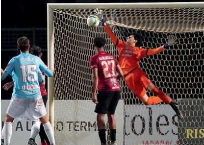Una delle prodezze del portiere Alessandro Siano con la maglia del Pontedera nel corso della passata stagione (foto Silvi)