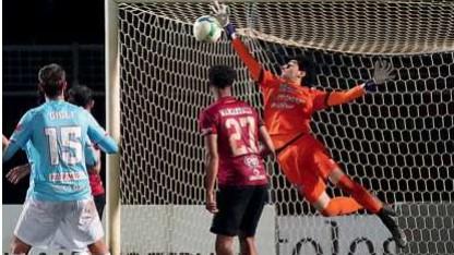 Una delle prodezze del portiere Alessandro Siano con la maglia del Pontedera nel corso della passata stagione (foto Silvi)