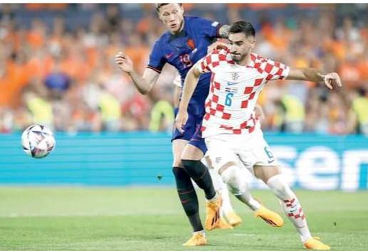 
	Josip Sutalo in azione con la maglia della Nazionale croata

