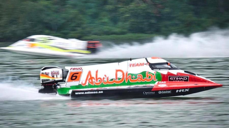 Una gara di F1 della motonautica in Costa Smeralda