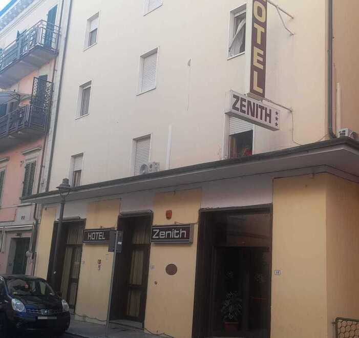 Montecatini, arrivati 25 migranti all’hotel Zenith in pieno centro