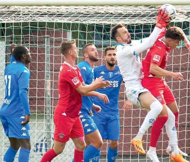 
	A destra l&rsquo;intervento di Perisan per sventare un potenziale pericolo dell&rsquo;Heiden- heim (Foto Empoli Fc)

