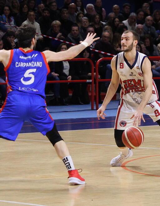 Savoldelli (Gema) marcato da Carpanzano (Fabo) in un derby della scorsa stagione (foto Nucci)