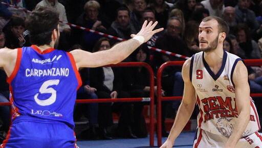 Savoldelli (Gema) marcato da Carpanzano (Fabo) in un derby della scorsa stagione (foto Nucci)