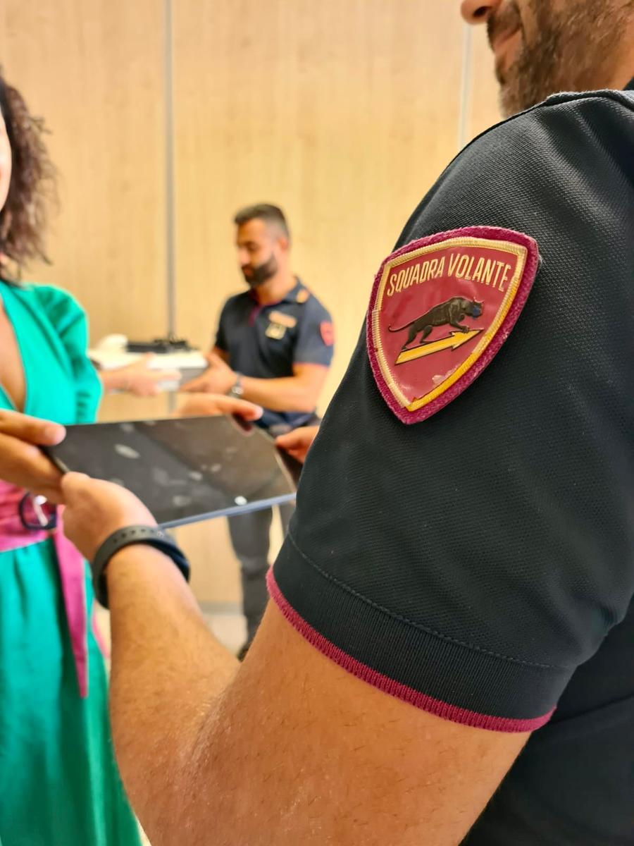 Sassari, la polizia dona alle scuole tablet e videoproiettori sequestrati
