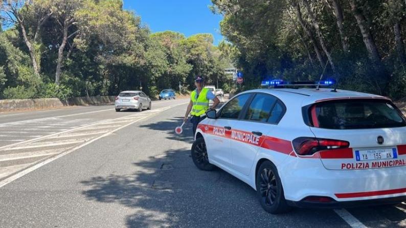 Dal cellulare alla guida all’uso improprio del clacson. Ecco le multe della municipale a Quercianella