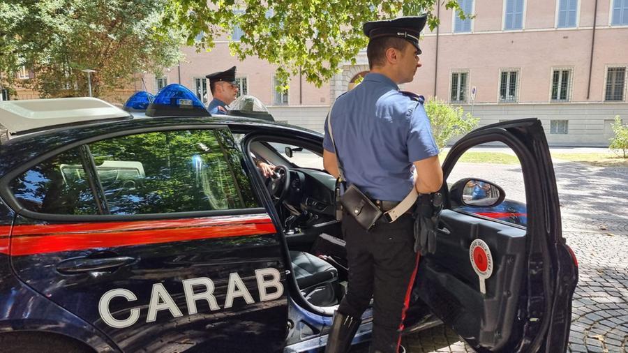 Modena, buttati a terra per una rapina: l’aggressore messo in fuga
