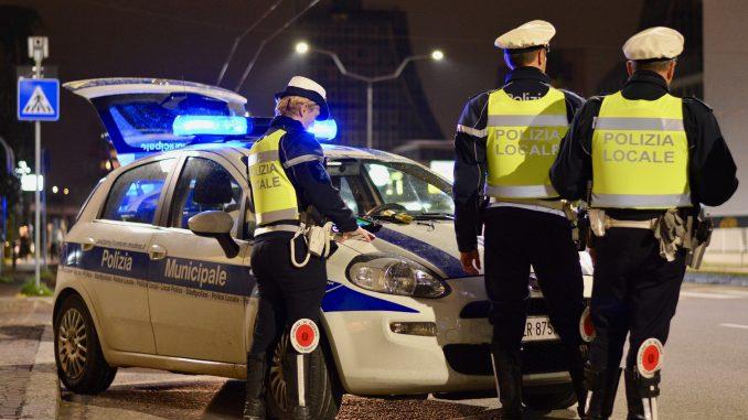 Modena, ubriaco al volante finisce fuori a strada