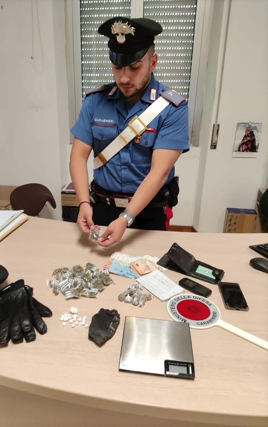 Reggio Emilia, con la droga in via  Adua: un arresto e quattro denunce