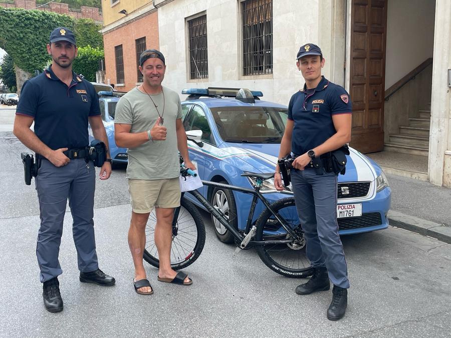 Pisa, bloccato subito dopo aver rubato una bici a una famiglia di turisti