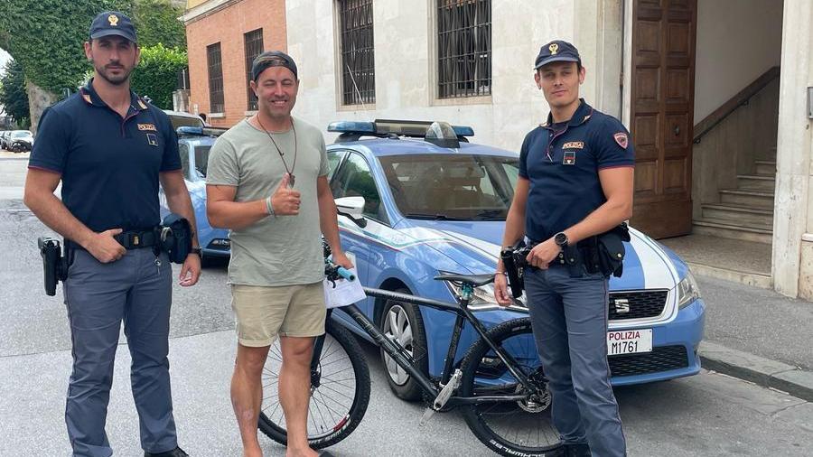 Pisa, bloccato subito dopo aver rubato una bici a una famiglia di turisti