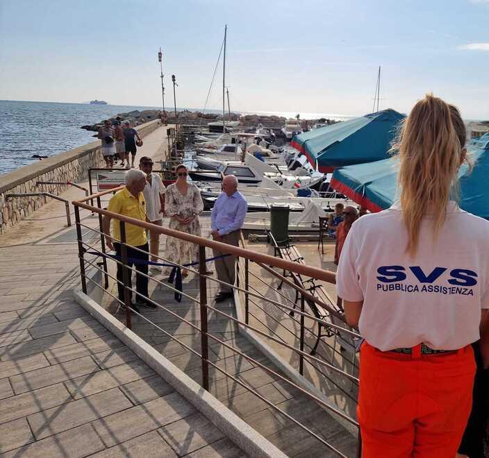 Livorno, ecco lo scivolo per disabili al moletto d’Ardenza<br type="_moz" />
