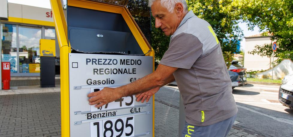 Ferrara, stangata sulla benzina: i prezzi sfondano quota 2 euro