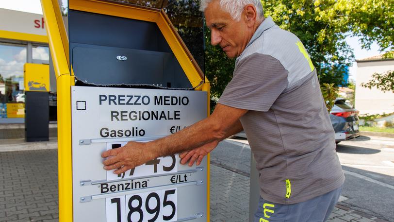 Ferrara, stangata sulla benzina: i prezzi sfondano quota 2 euro